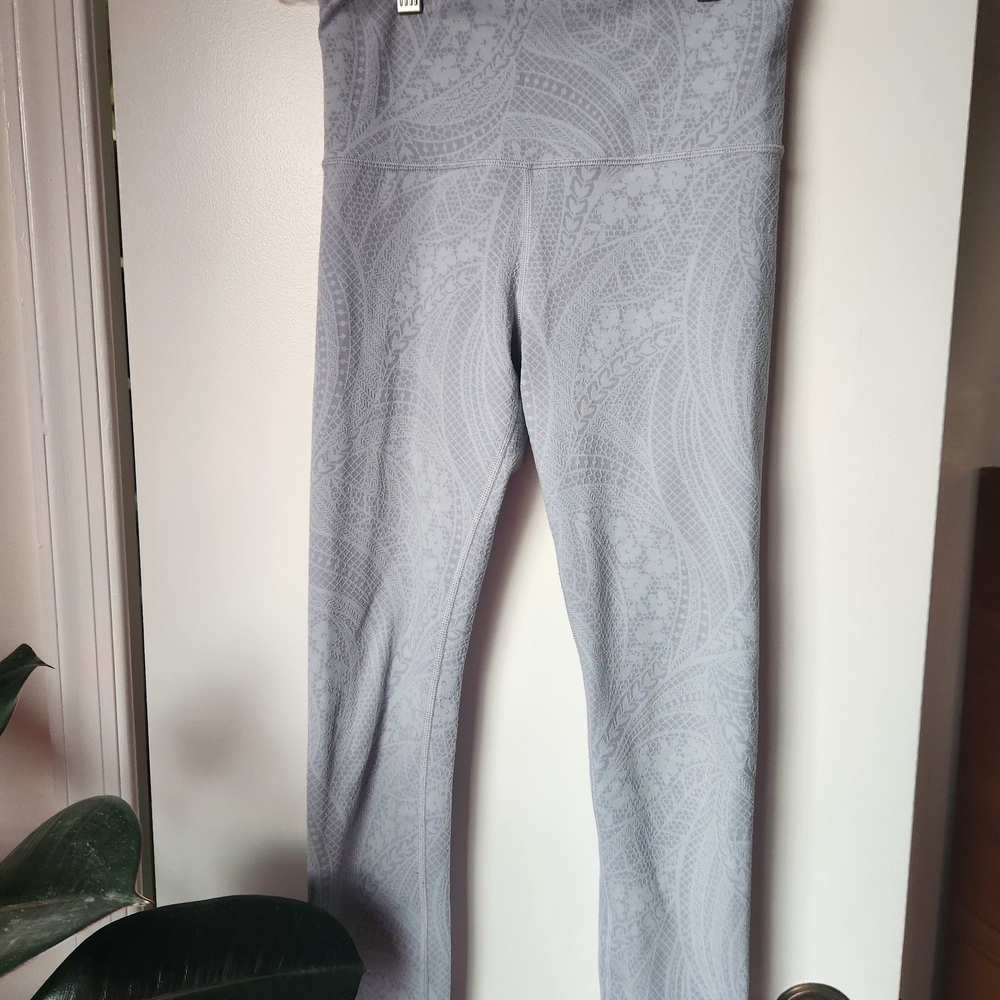 Athleta Elation Textured Tight Leggings XS Blue Gray Floral Clean Girl Yoga